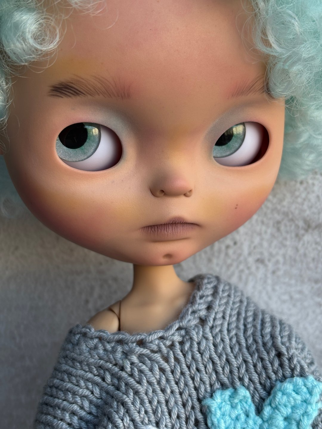 Blythe 订制娃娃雕刻脸，Blythe OOAK，棕褐色肤色蓝色卷发 - 玩偶/公仔 - 塑料 蓝色