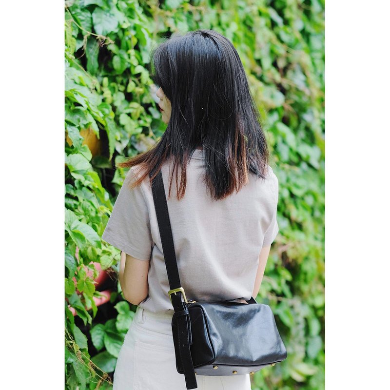 秋季新款原创设计头层牛皮洗水工艺单肩斜跨简约软皮枕头包大中小 - 侧背包/斜挎包 - 真皮 黑色