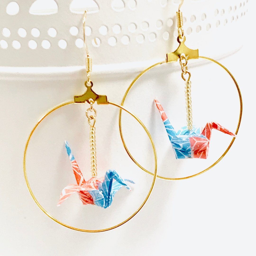 Origami crane and gold hoop earring - 耳环/耳夹 - 纸 多色