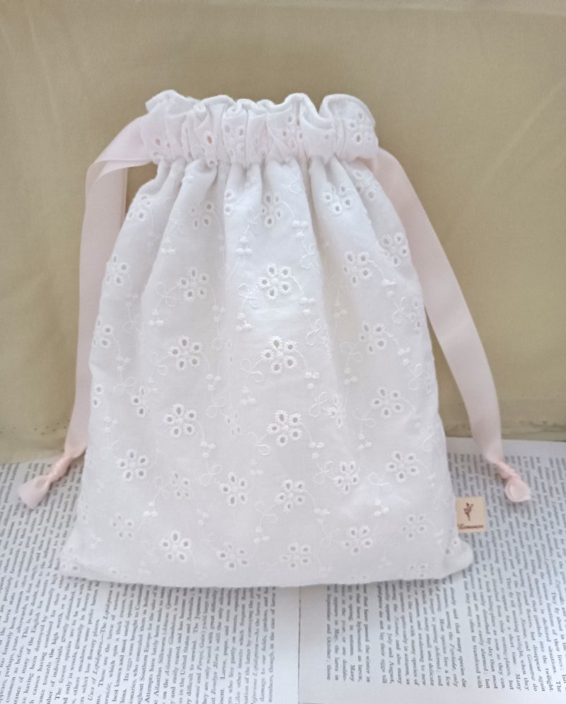 白色纯棉刺绣小碎花束口袋手机袋化妆收纳袋 - 束口袋双肩包 - 棉．麻 