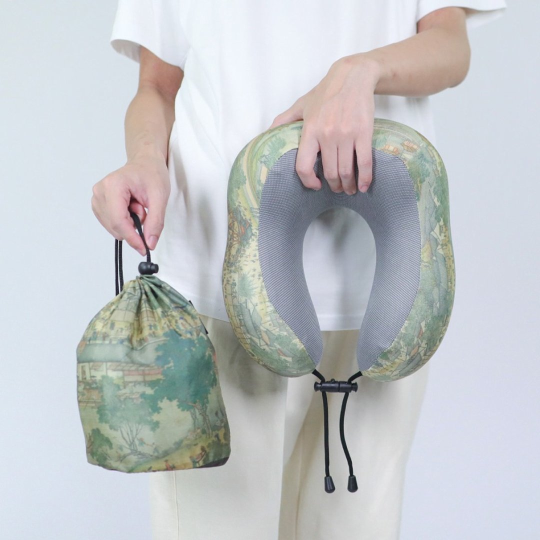 murmur 山丘颈枕 (附收纳袋)│清院本清明上河帖 - 颈枕/旅行枕 - 聚酯纤维 绿色