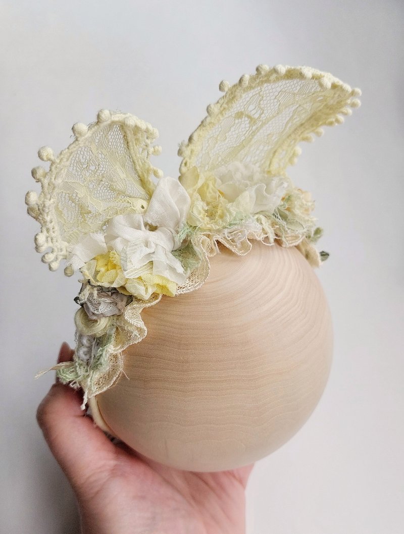 别致的黄色兔耳头带，点缀着白色花朵与蝴蝶结，适合复活节摄影 - 发饰 - 其他材质 黄色