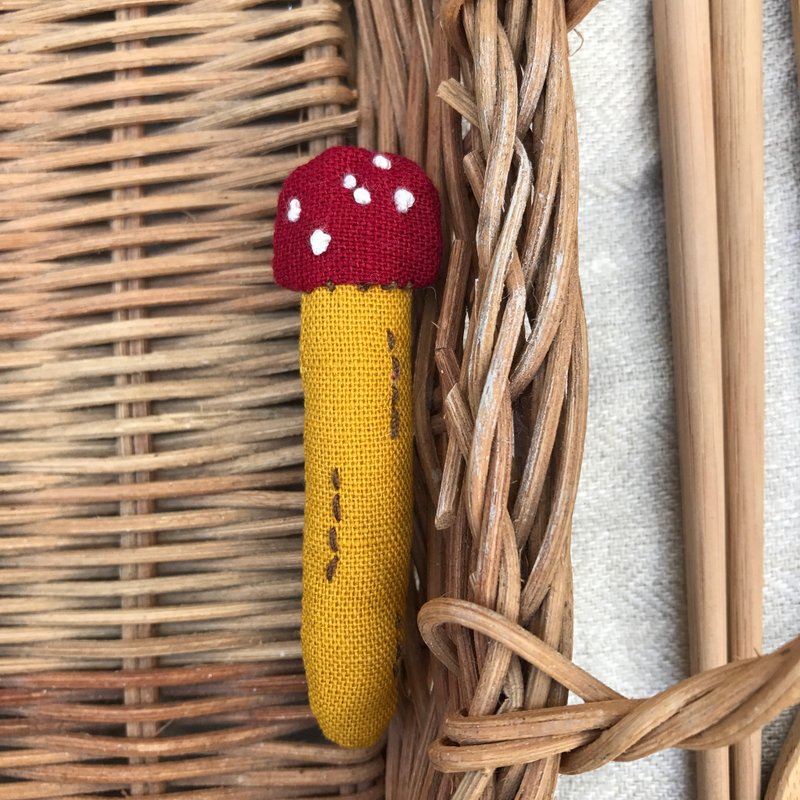 芥末黄蘑菇 - 胸针 - 棉．麻 橘色