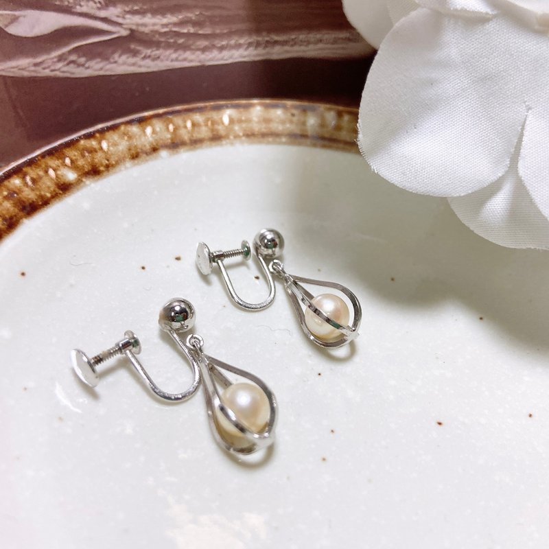 【西洋古董饰品】精巧雅致镶框珍珠感垂坠晃动耳环耳夹 - 耳环/耳夹 - 贵金属 银色