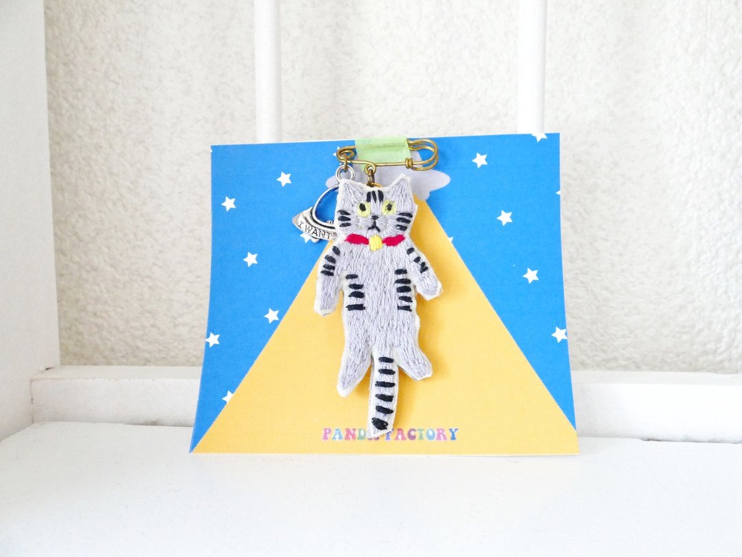 Embroidery brooch silver tabby cat and UFO - 胸针 - 棉 灰色