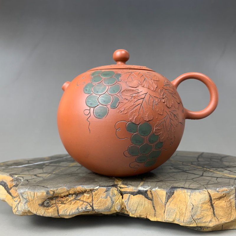 台湾【朱泥】手拉坏 短嘴西施 雕刻壶04 - 茶具/茶杯 - 陶 红色