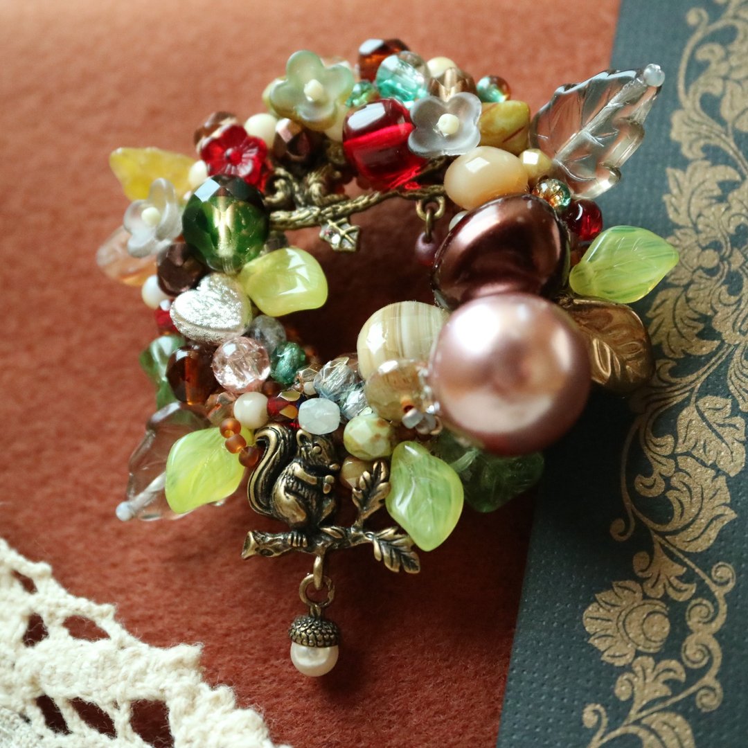 A forest where good friends live squirrels One-of-a-kind wreath brooch Animal creatures Squirrels Chestnuts Flower leaves Child years Tree nuts Acorn Christmas Colorful ring Hoop ring Czech - 胸针 - 玻璃 多色