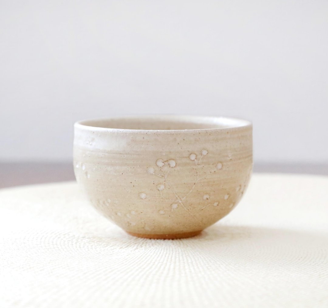 圆形茶杯，雕刻满天星图案 - 碗 - 陶 卡其色