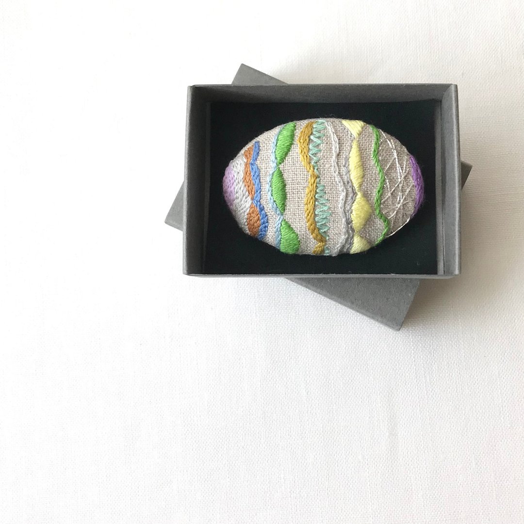 胸针 铁窗花格纹模样 刺繍 Linen Brooch - 胸针 - 绣线 多色