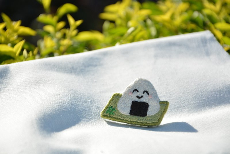 <榻榻米上的饭团> 刺绣胸针 /别针 /扣针  - 胸针 - 绣线 白色