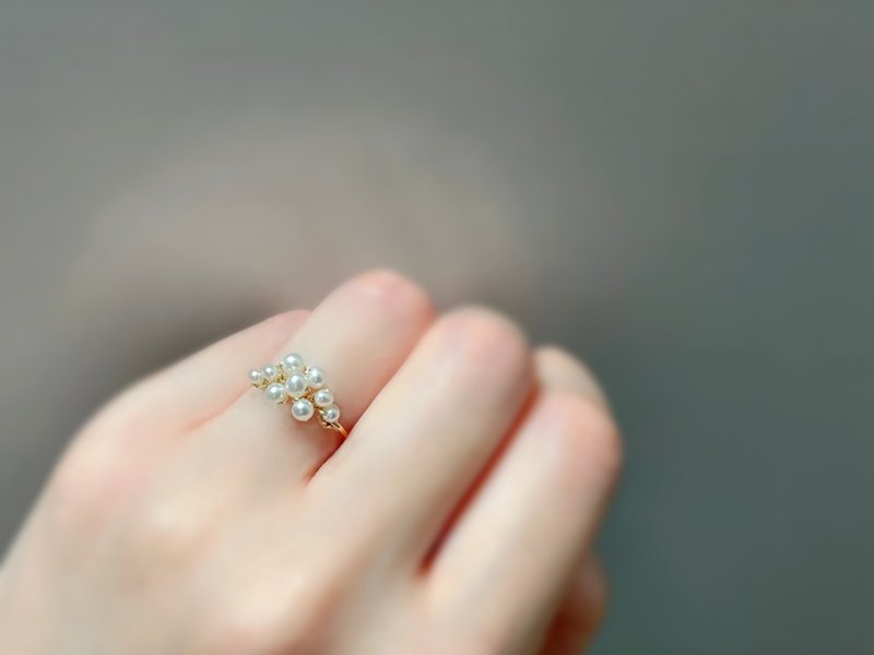 花漾系列 - 缀满淡水珍珠的绕线戒指 - 戒指 - 珍珠 白色