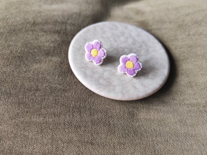 手工刺绣 | purple flower紫色的花耳钉 - 耳环/耳夹 - 绣线 紫色