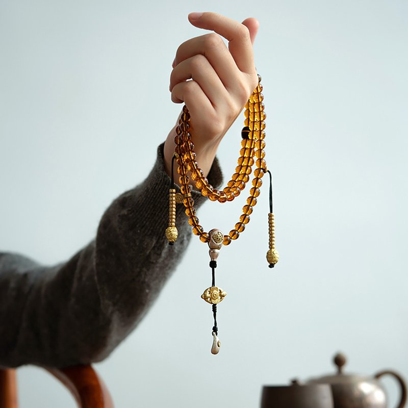 琥珀色古法琉璃108颗念珠 未时设计手工黑金椰蒂黄铜手串项链佛珠 - 手链/手环 - 琉璃 
