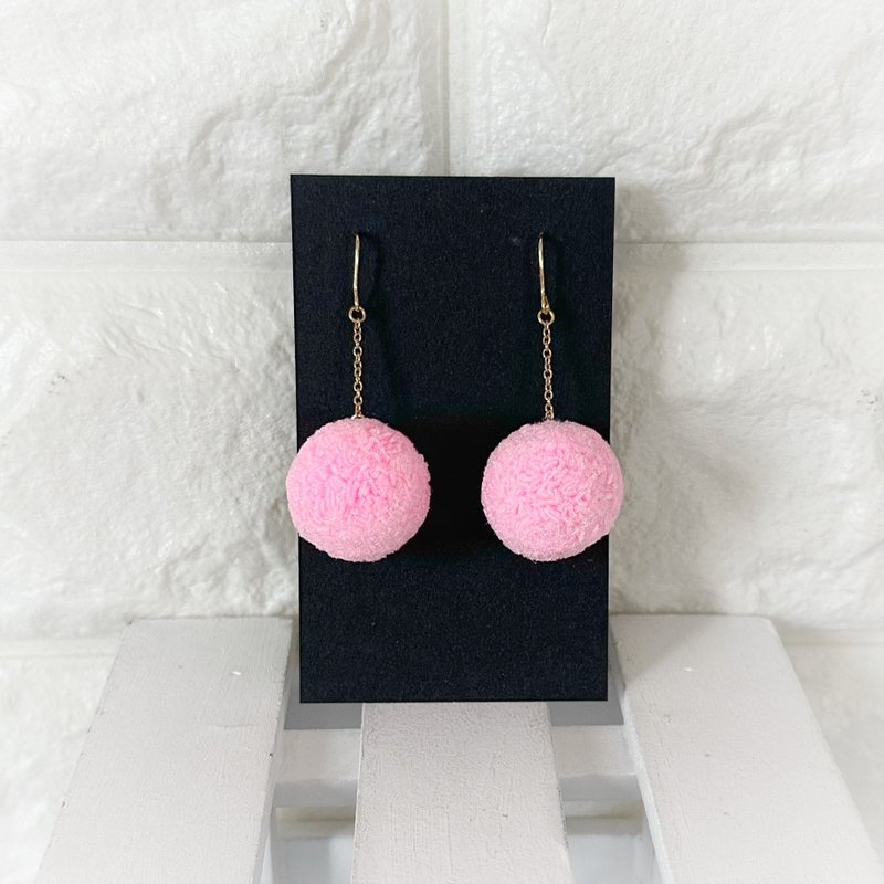 绒球耳环 幸运色 彩色耳环 樱花粉 - 耳环/耳夹 - 其他人造纤维 粉红色