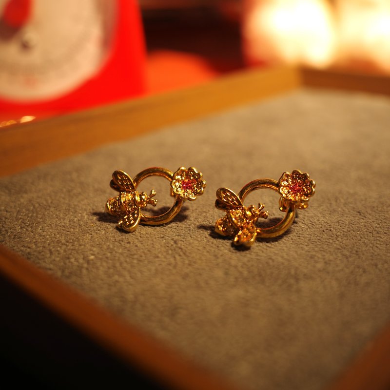 AVON Bee Earrings with pink flower stone - 耳环/耳夹 - 其他金属 金色