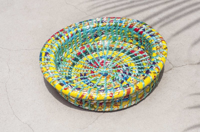 七夕礼物 情人节 限量一件 手工编织置物篮/收纳篮/水果篮/回收编织篮/糖果纸编织篮/饰品盘/饰品盒/办公室小物- 回收设计 彩虹色森林 糖果纸 饼干袋浅盘编织 - 置物架/篮子 - 环保材料 多色