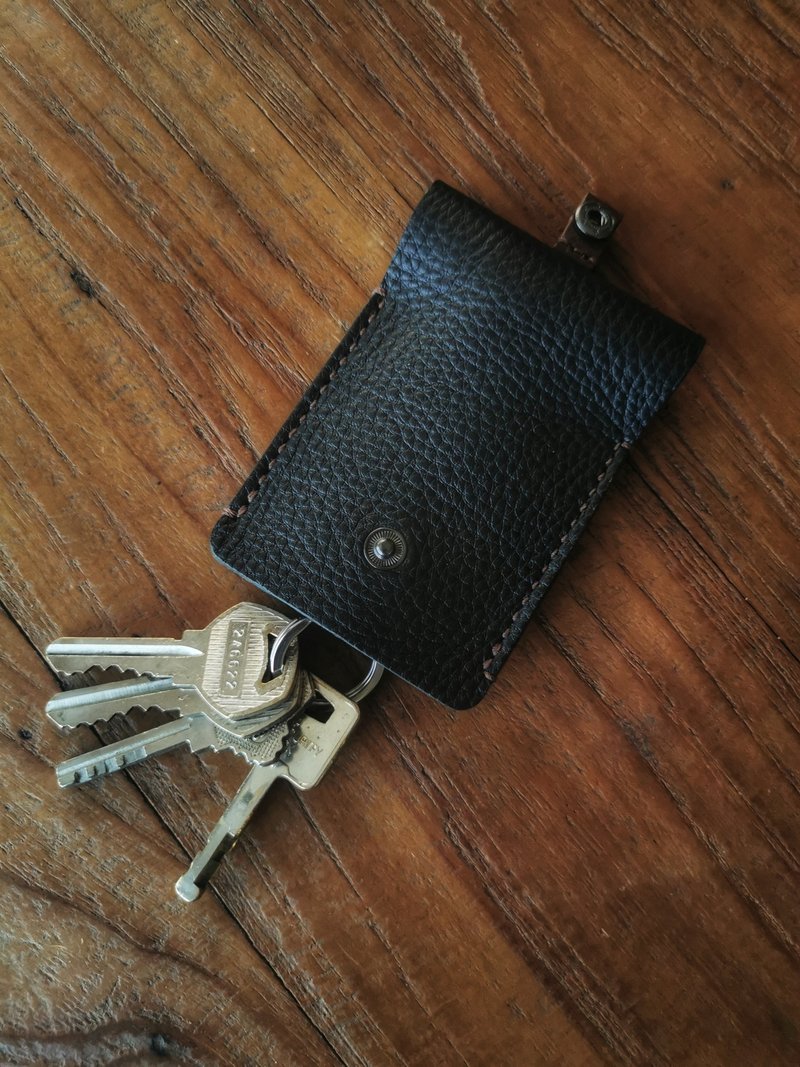 植鞣革钥匙包，黑色，搭配棕色饰带。 - 钥匙链/钥匙包 - 真皮 黑色