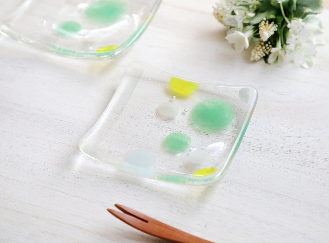 Small glass plate with polka dots / young grass - 浅碟/小碟子 - 玻璃 绿色