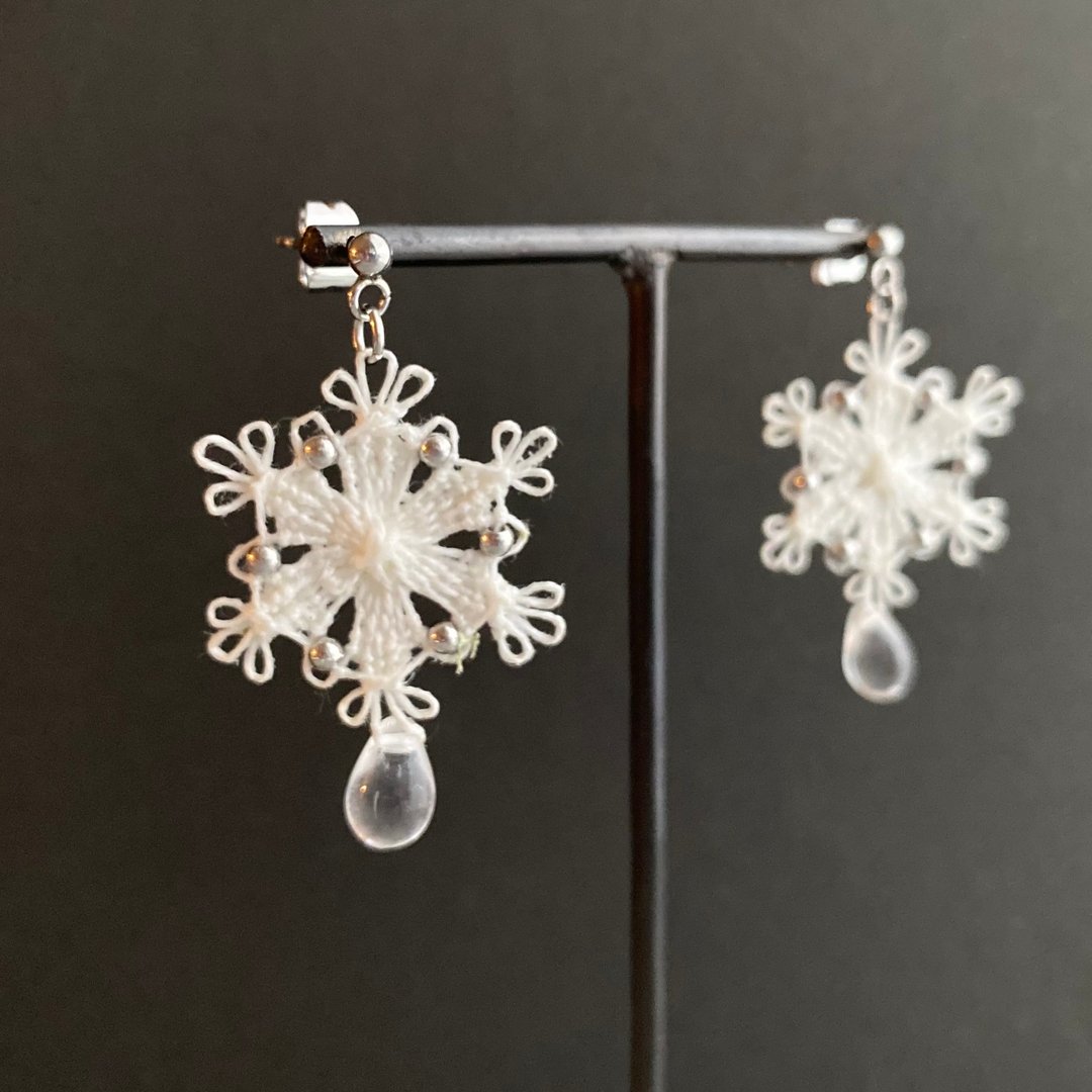 雪花结晶 线与珠饰耳环 (白色) 刺绣 - 耳环/耳夹 - 绣线 白色