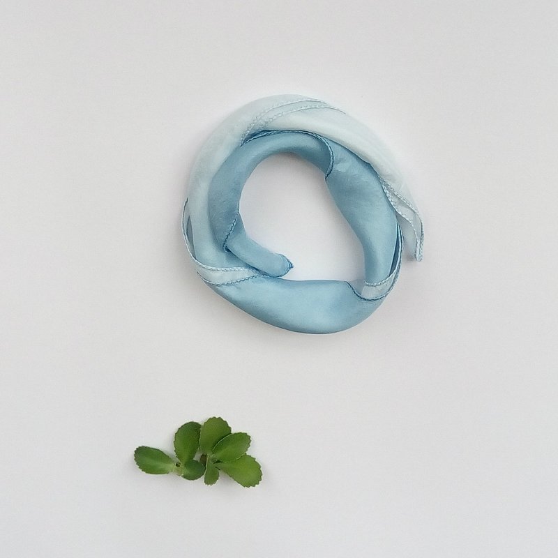 手染渐层蚕丝巾 蓝染丝巾 蚕丝巾 手染 领巾 手帕 方巾 发带 天然 - 丝巾 - 丝．绢 蓝色