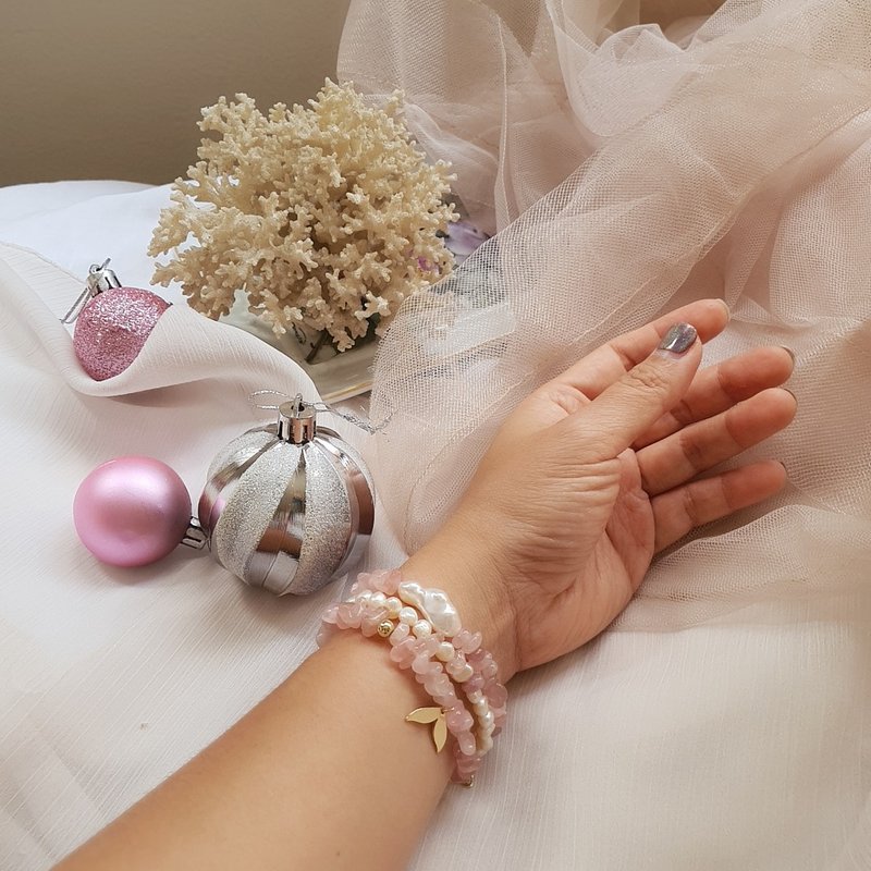 Bracelets : Set of 3 Madagascan Rose Quart &Freshwater Pearl with 14K gold charm - 手链/手环 - 宝石 粉红色