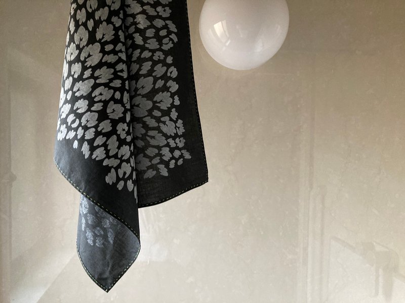 leopard handkerchief  black - 丝巾 - 棉．麻 黑色