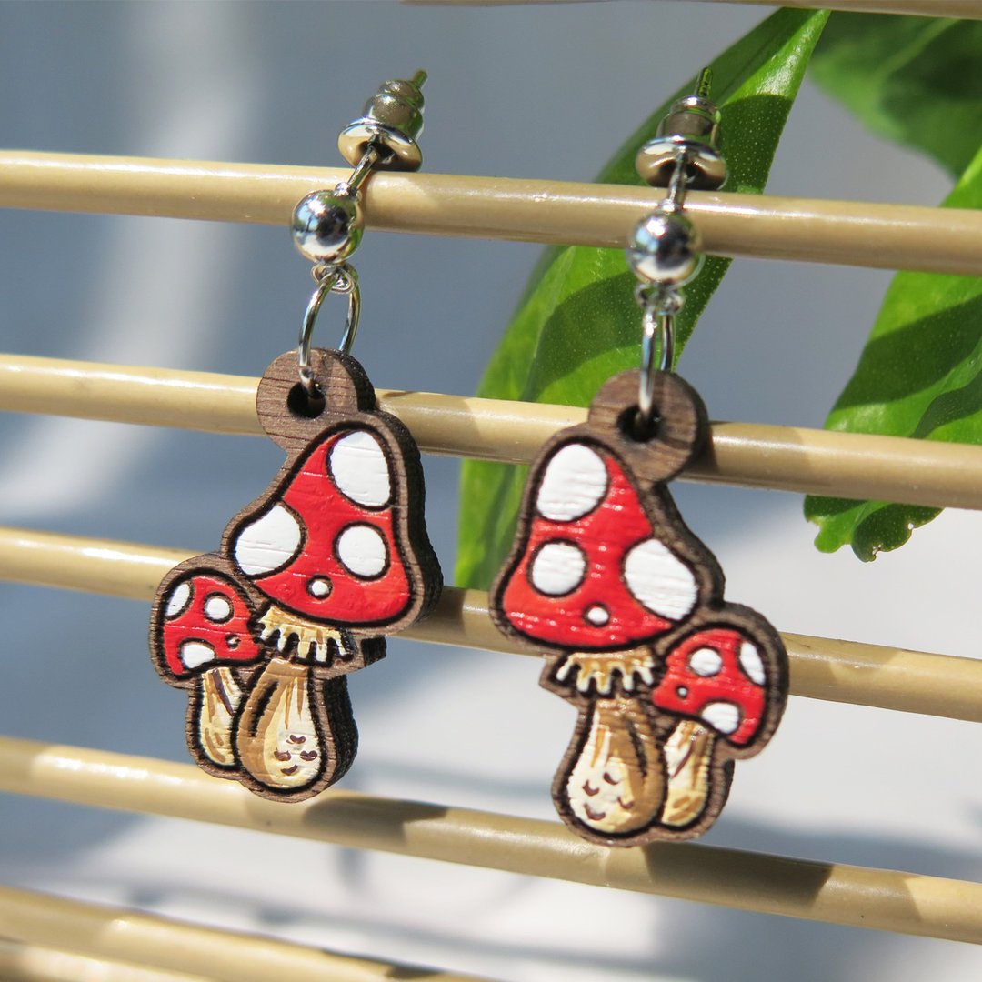 Wooden dangle earring red mushroom - 耳环/耳夹 - 木头 红色
