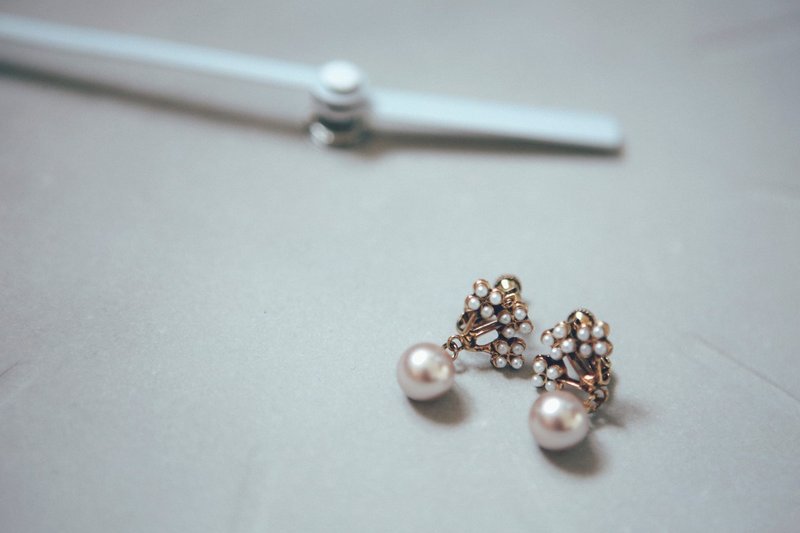 COR-DATE / 珍珠花朵繁繁珍珠耳环 - 耳环/耳夹 - 其他材质 