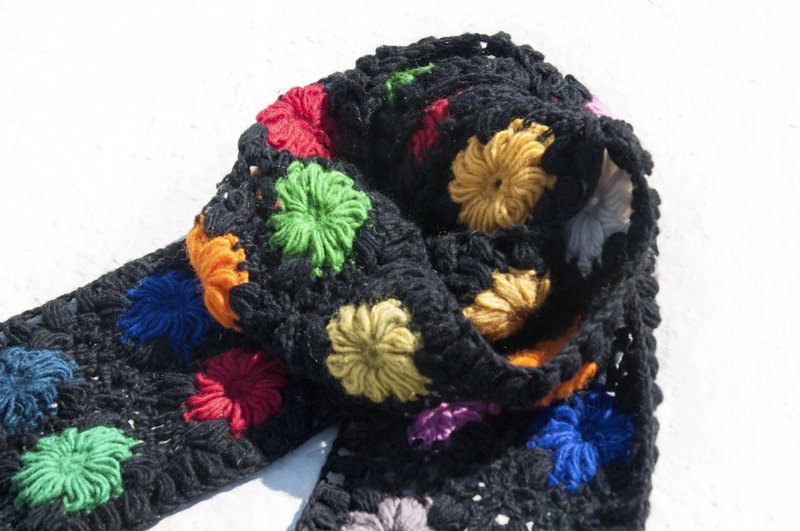 手工钩织羊毛围巾/花朵钩织丝巾/花朵编织拼接羊毛丝巾-黑色缤纷 - 围巾/披肩 - 羊毛 多色