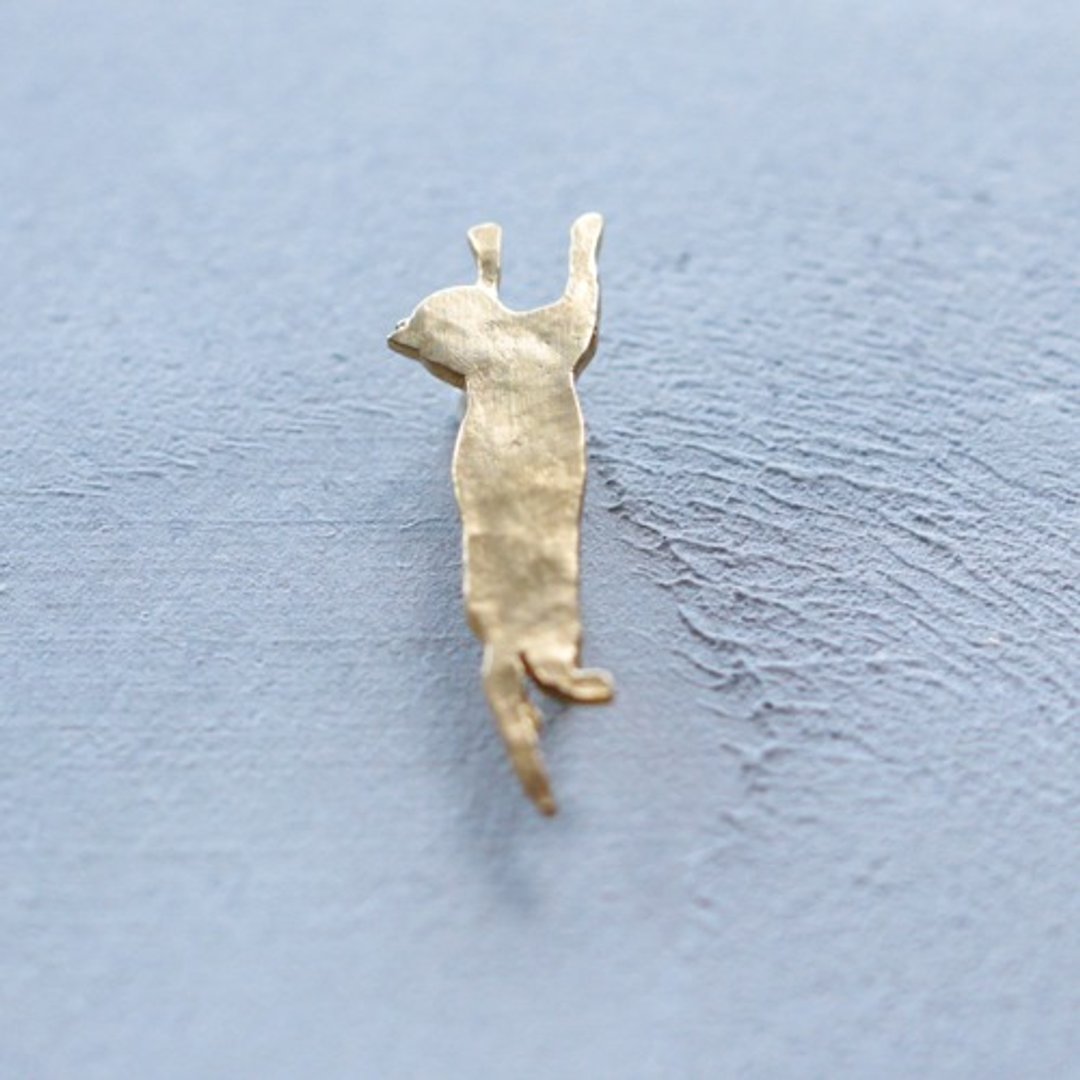 Hanging cat brooch B023 - 胸针 - 其他金属 金色