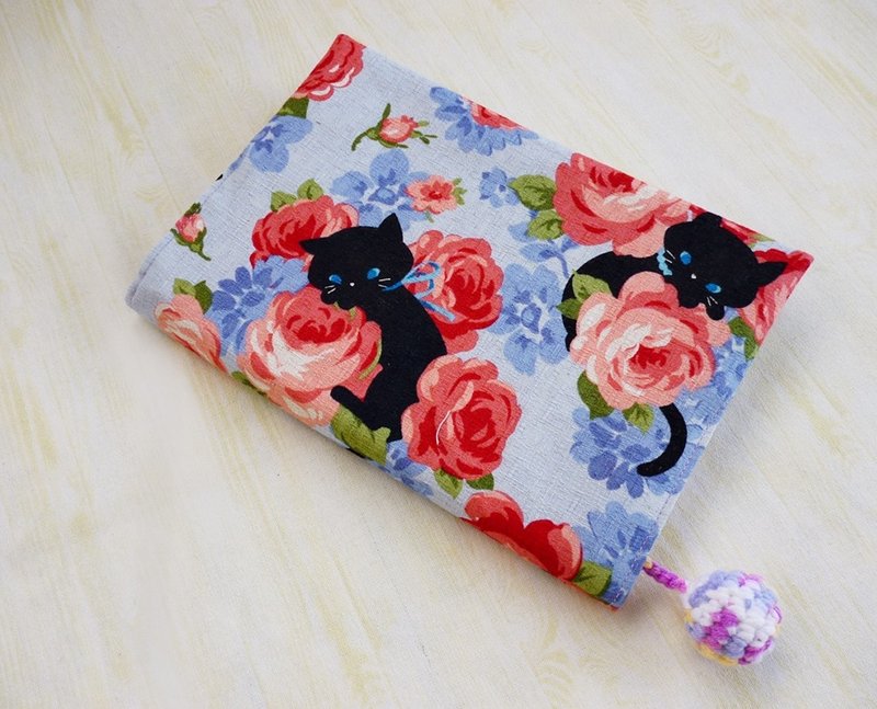 蓝底玫瑰花黑猫毛线球书签绳可调书衣 手帐套 A5 25K - 书衣/书套 - 棉．麻 蓝色