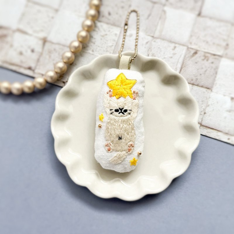 猫抓着星星的钥匙扣装饰品 - 胸针 - 绣线 黄色