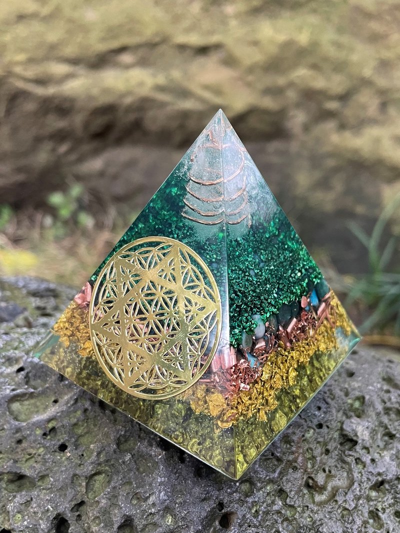 (绿发晶+绿松石)奥根塔/奥根能量塔/奥钢塔/6CM/Orgonite - 摆饰 - 树脂 
