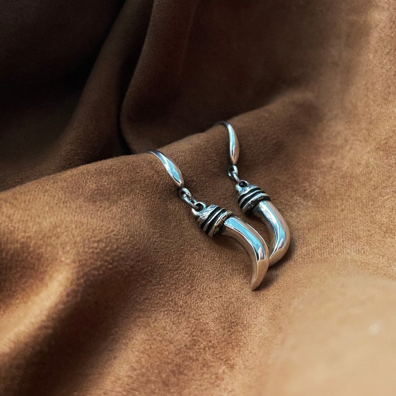 奇想系列【Fight 】925纯银 垂耳式 垂耳环 (单个) |牛角 兽角 牙 - 耳环/耳夹 - 纯银 银色