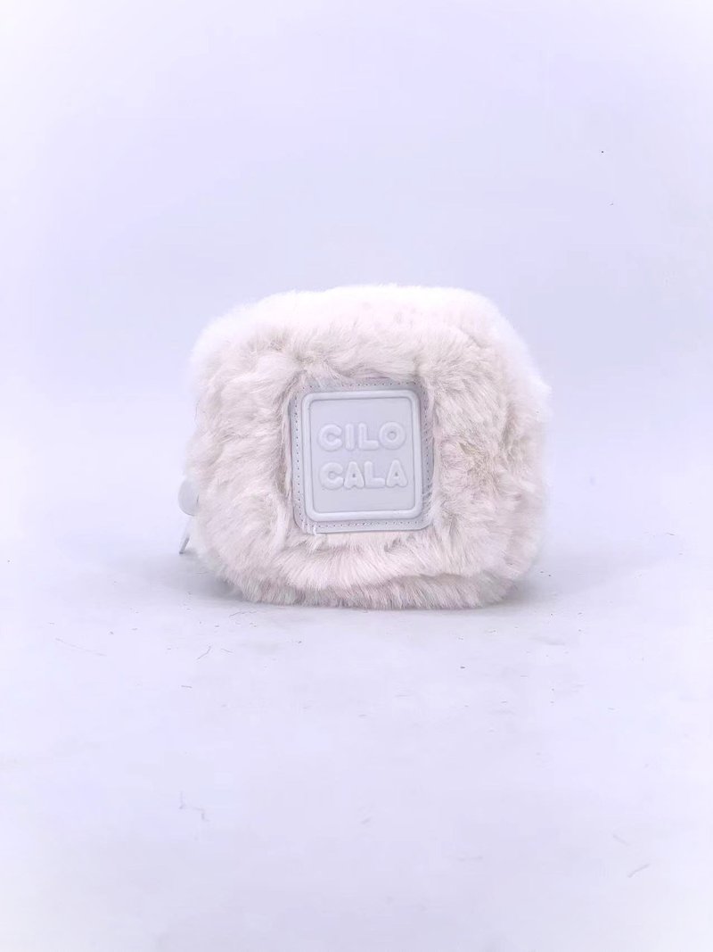Fur 奶白色毛毛小方包 - 化妆包/杂物包 - 其他材质 