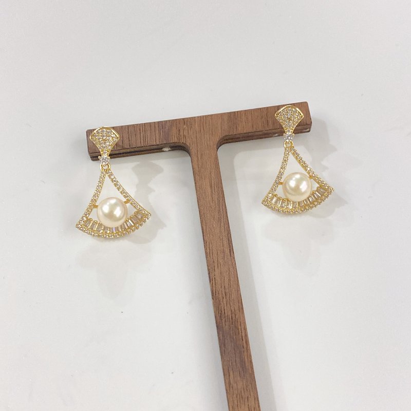 PJ.豪华扇形耳环 - 耳环/耳夹 - 珍珠 