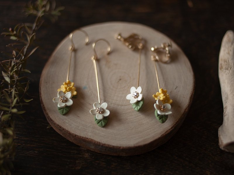 Shaking wildflower earrings / earrings / white yellow - 耳环/耳夹 - 粘土 白色