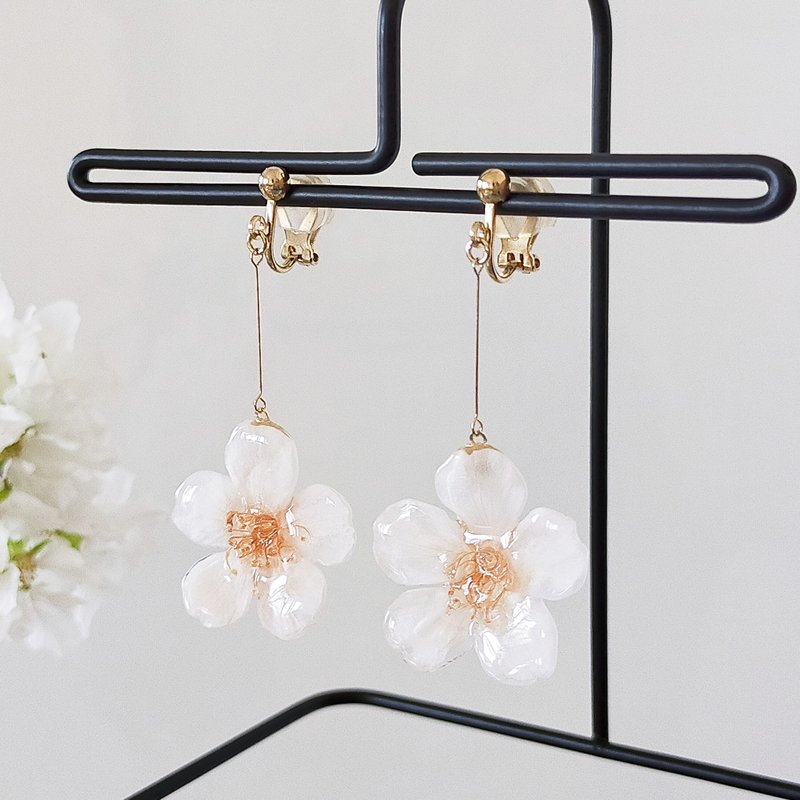 【订制商品】Everpink. 樱舞纷飞。以讲究花瓣制成的真实樱花垂坠耳饰 (夹式耳环) 染井吉野 - 耳环/耳夹 - 树脂 粉红色