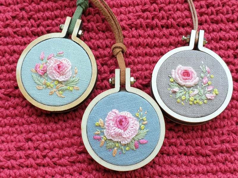 手刺绣玫瑰花迷你绣框坠饰/项链/ABC三款 - 项链 - 木头 