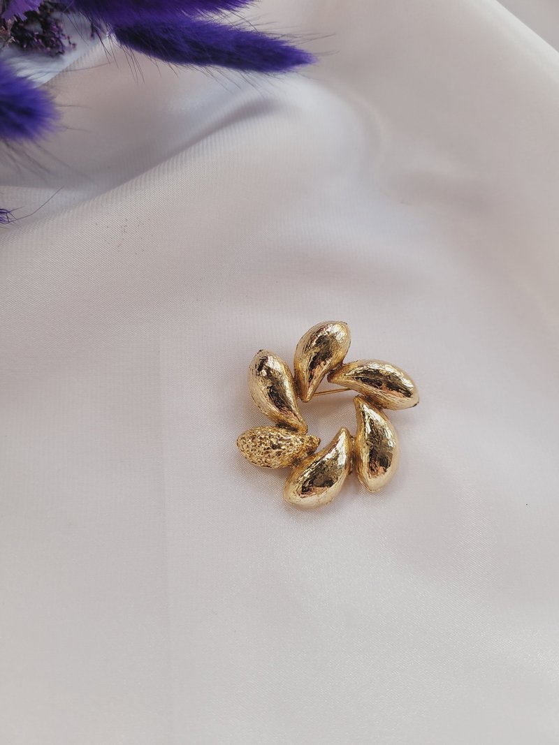 美国西洋古董饰品 / 螺旋刷金 礁岩水滴 简单现代感 复古胸针 古着 - 胸针 - 其他金属 