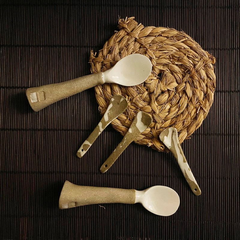 手捏绞胎陶瓷餐具系列 - 锥柄汤匙 - 餐刀/叉/匙组合 - 陶 卡其色