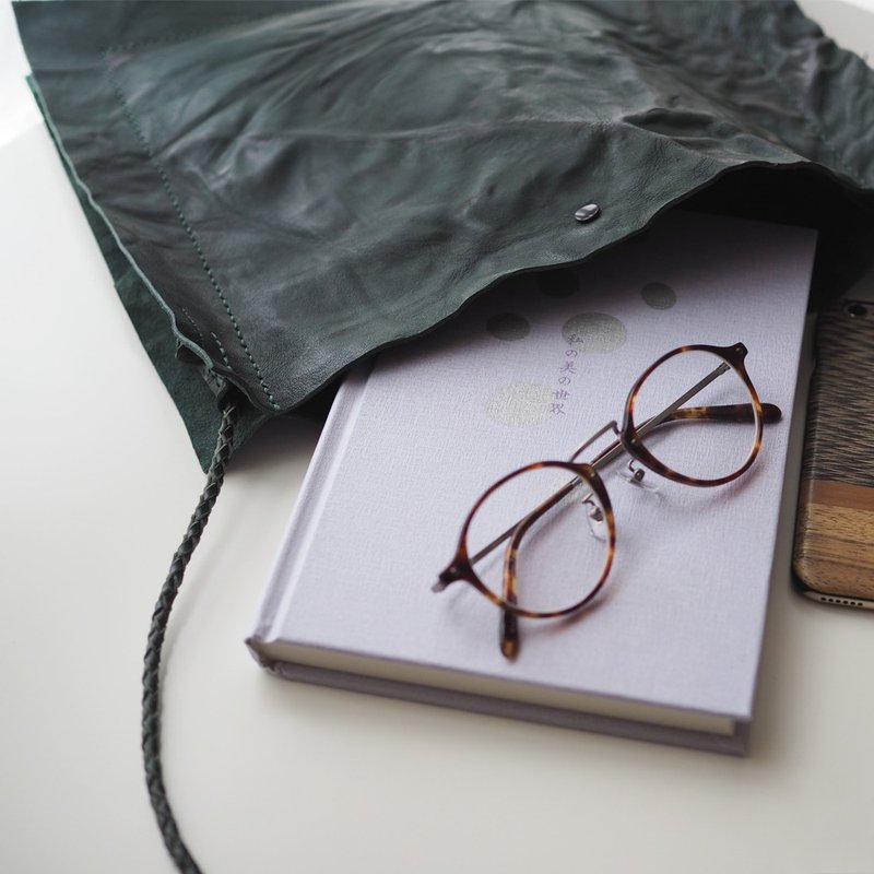 Leather Bag:  The Frankston leather shoulder bag - L031 - kid leather, sheepskin, kangaroo skin, jasper, daily essentials, hand sewn, gift, jasper, dark green, personalised, unisex, tailor-made, 袋鼠皮，手工製作，手工縫製，手工編織，鄒紋皮，小羊皮，歐洲，澳洲，訂製，禮物，中性 - 侧背包/斜挎包 - 真皮 绿色