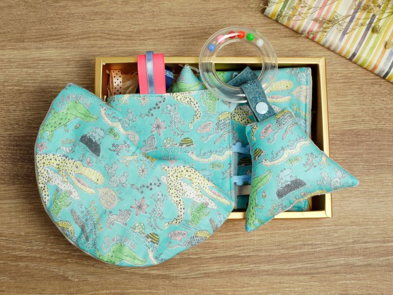 弥月礼盒:::八层纱口水巾 安抚巾 手摇铃 手帕│鳄鱼丛林(蓝) - 满月礼盒 - 其他材质 蓝色