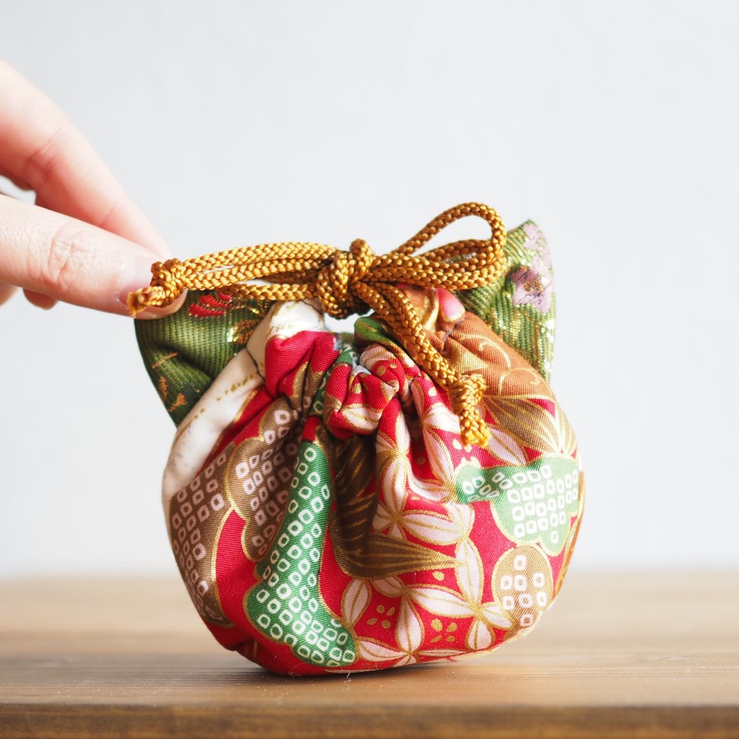 Cat-shaped Taiwanese flower lover pattern x silk fabric mini drawstring pouch (one piece work) - 化妆包/杂物包 - 棉．麻 红色