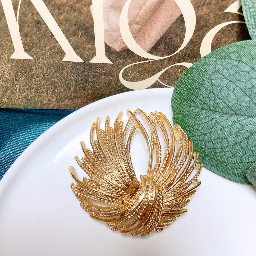 【西洋古董饰品】Monet花型环绕 极美展开纹理交叠掐丝 胸章 胸针 - 胸针 - 贵金属 金色