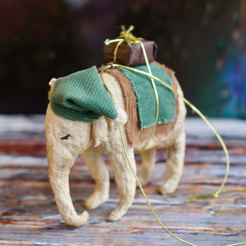 Spun Cotton Christmas tree decoration Elephant with present - 玩偶/公仔 - 棉．麻 白色
