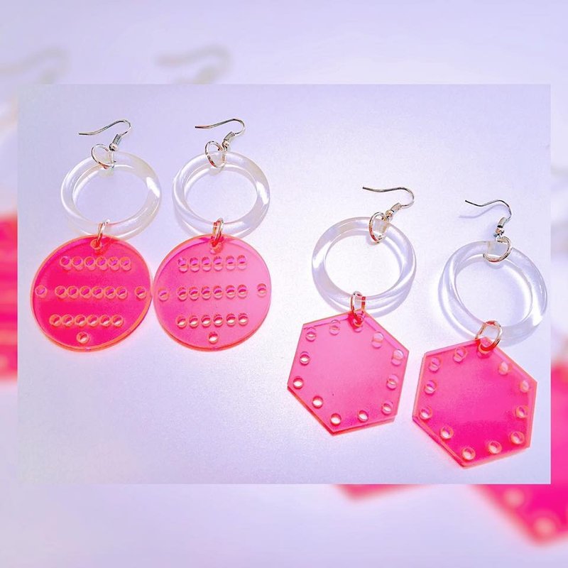 💿萤光粉几何压克力耳环💿 - 耳环/耳夹 - 塑料 