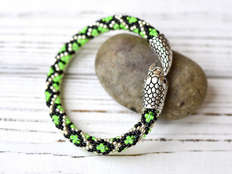 Beaded snake bracelet, Bumslang bracelet, Neon green bracelet for girl - 手链/手环 - 玻璃 绿色
