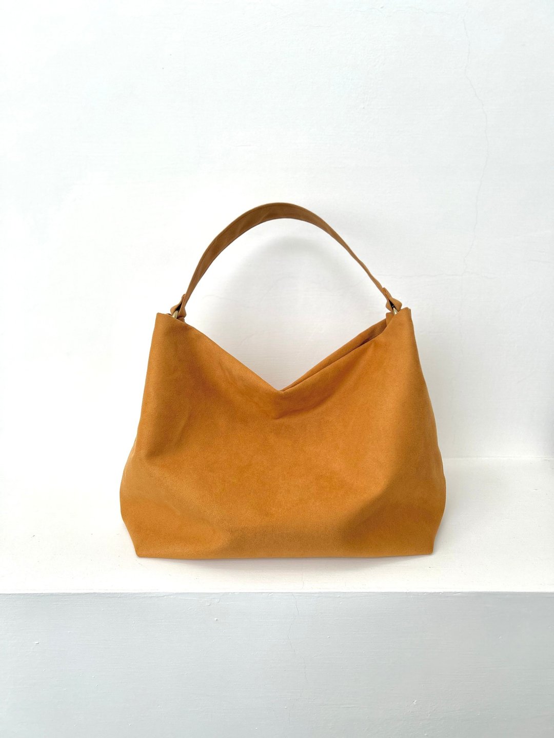 【新品】高质感麂皮绒布 / 极简优雅 Hobo 包 驼色 手提包 - 手提包/手提袋 - 聚酯纤维 