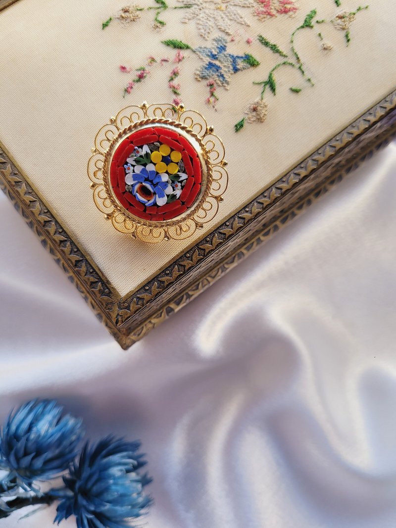 美国西洋古董饰品/ 圣诞红底金雕花纹边微型马赛克胸针/别针 - 徽章/别针 - 其他材质 